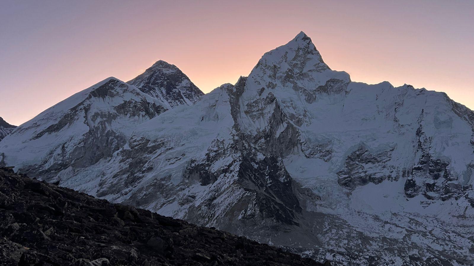 $!La conexión con la naturaleza: En la montaña, Miguel redescubre la importancia de la simplicidad y la gratitud por lo esencial.