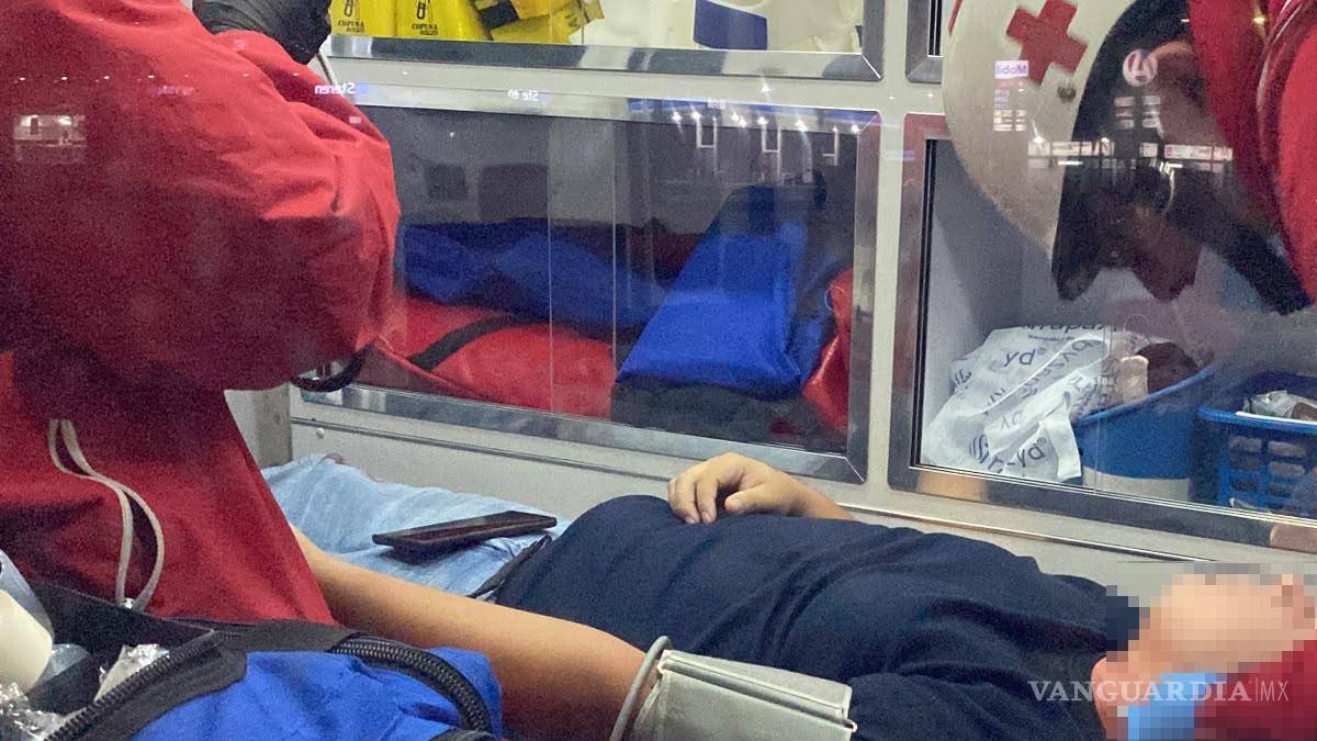 $!Paramédicos de la Cruz Roja valoraron al conductor de la Toyota, quien presentó una lesión en la cabeza que no fue considerada de gravedad.
