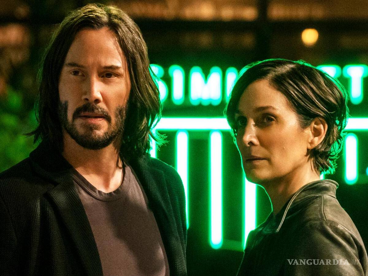 $!Varias tomas del último tráiler aluden a esta realidad, con muchos ciudadanos de Matrix fijos a las pantallas de sus dispositivos móviles.