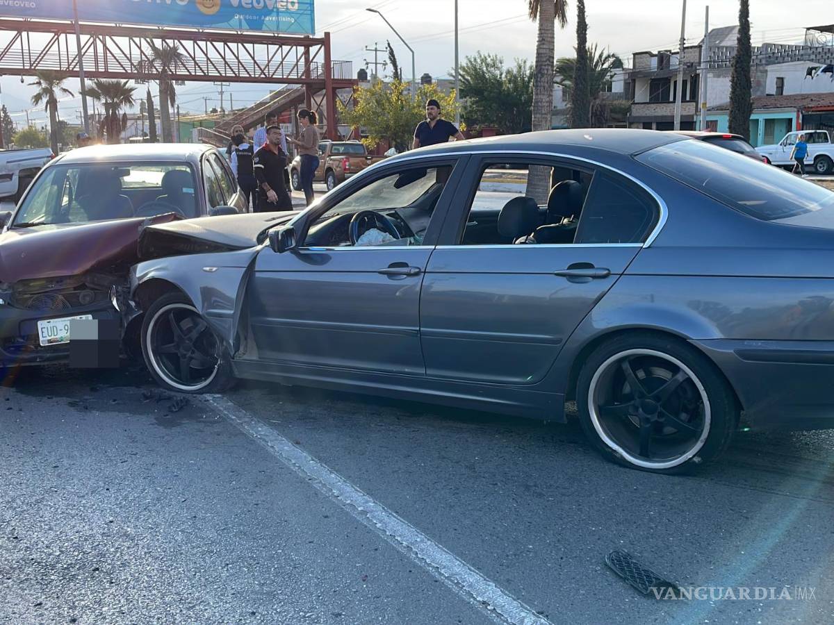 $!Aparentemente la joven responsable iba en estado inconveniente, por lo que perdió el control, saltó el camellón y cayó en la vía contraria.
