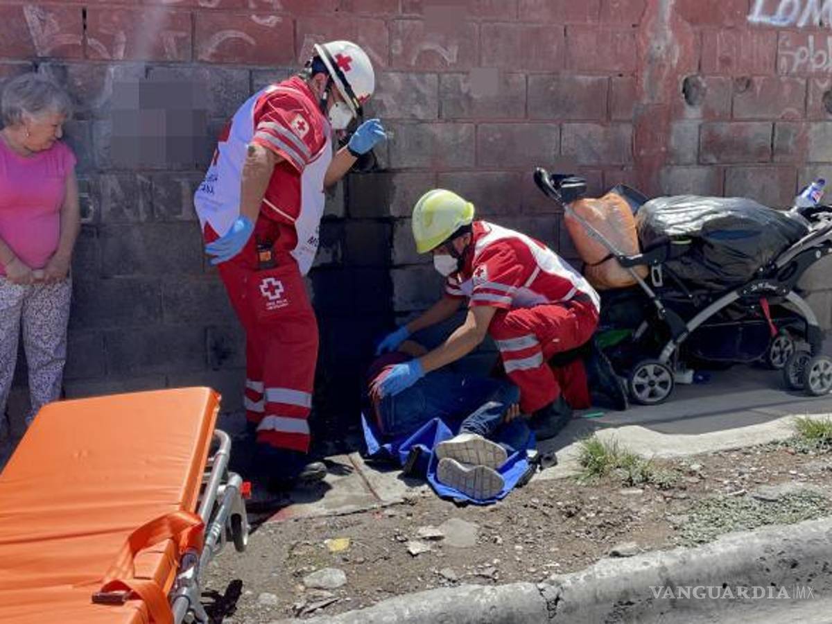 $!Ambulancia traslada al hombre lesionado al Hospital General para valoración médica.