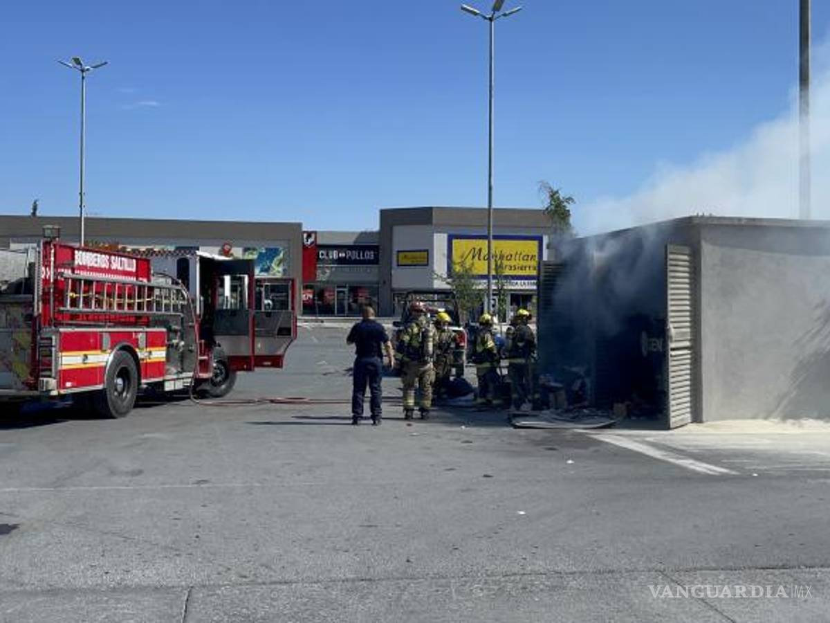 $!Un indigente fue señalado como el posible responsable del incendio que afectó los contenedores de basura en el estacionamiento de una tienda de autoservicio en Mirasierra, según informes de seguridad local.