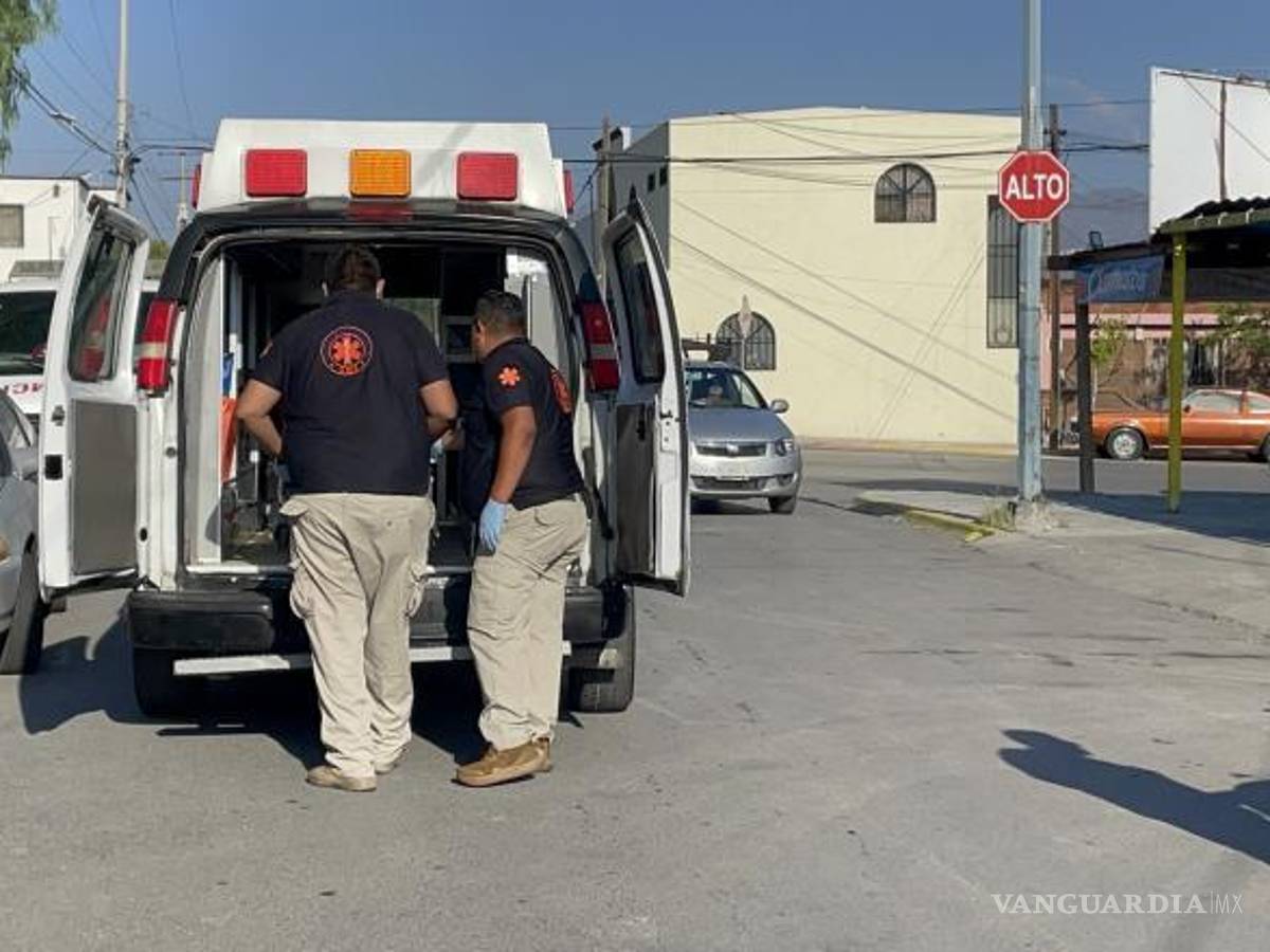 $!El personal paramédico trasladó a los lesionados.