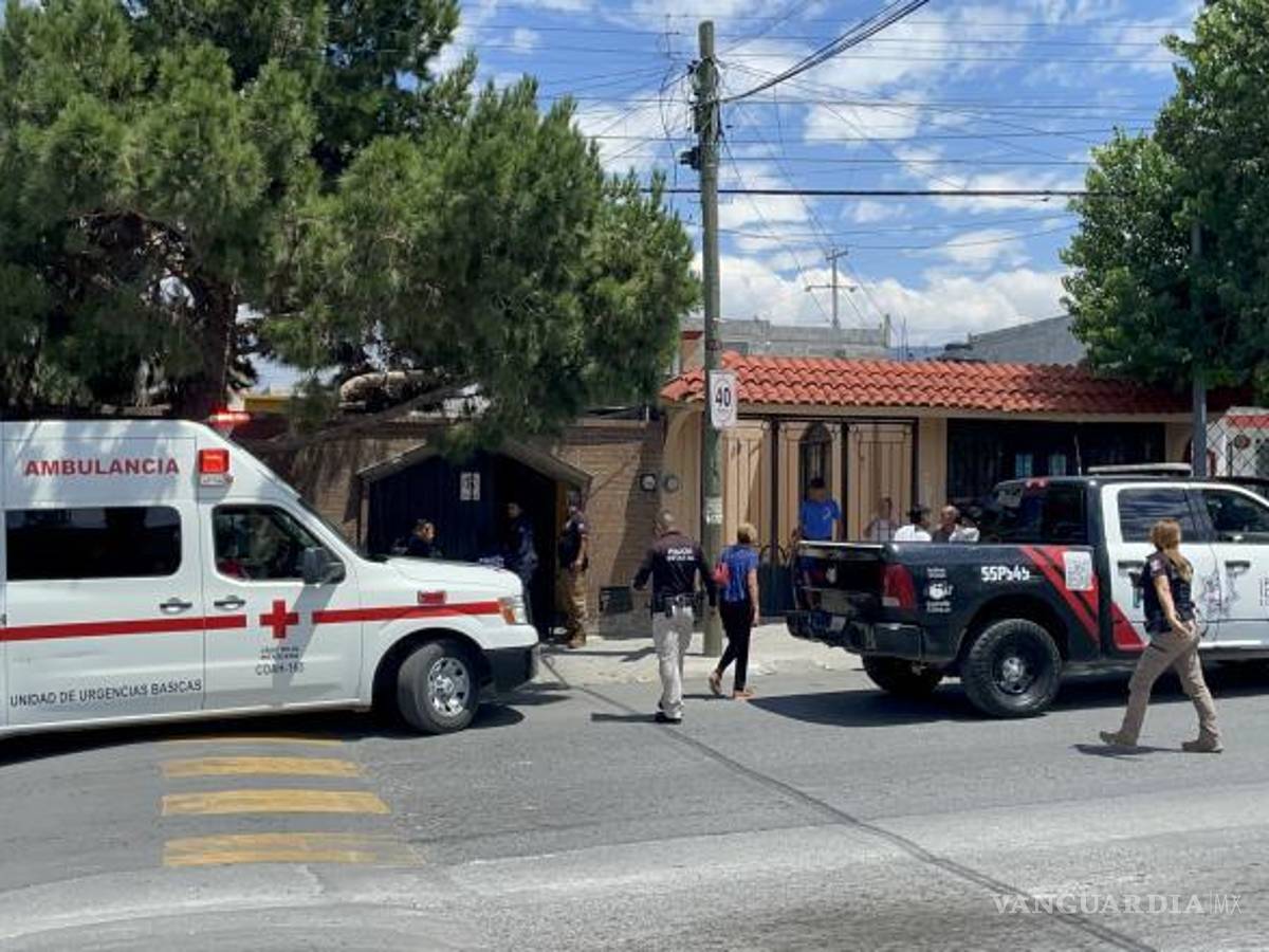 $!Paramédicos de la Cruz Roja valoraron al joven y confirmaron el deceso, por lo que su cuerpo fue cubierto con una sábana.