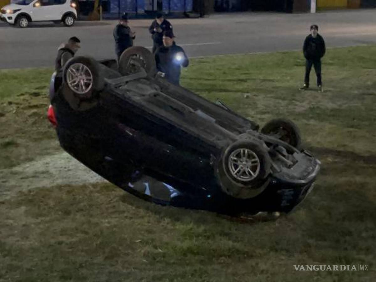 $!Tras el vuelco, el conductor se comunicó con su aseguradora para gestionar la respuesta y la cobertura del incidente ocurrido en el bulevar Fundadores.