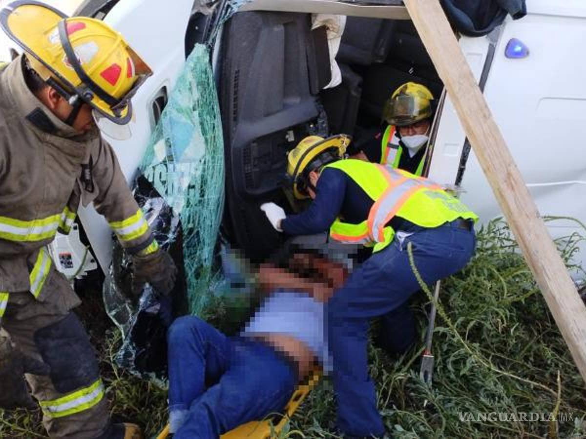 $!Personal de bomberos asistió a los tripulantes del vagón Ford Transit tras volcar en la carretera Saltillo-Zacatecas debido a un accidente vial.