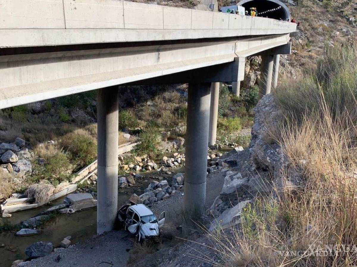 $!La camioneta que cayó de la vía quedó abajo del puente vehicular.