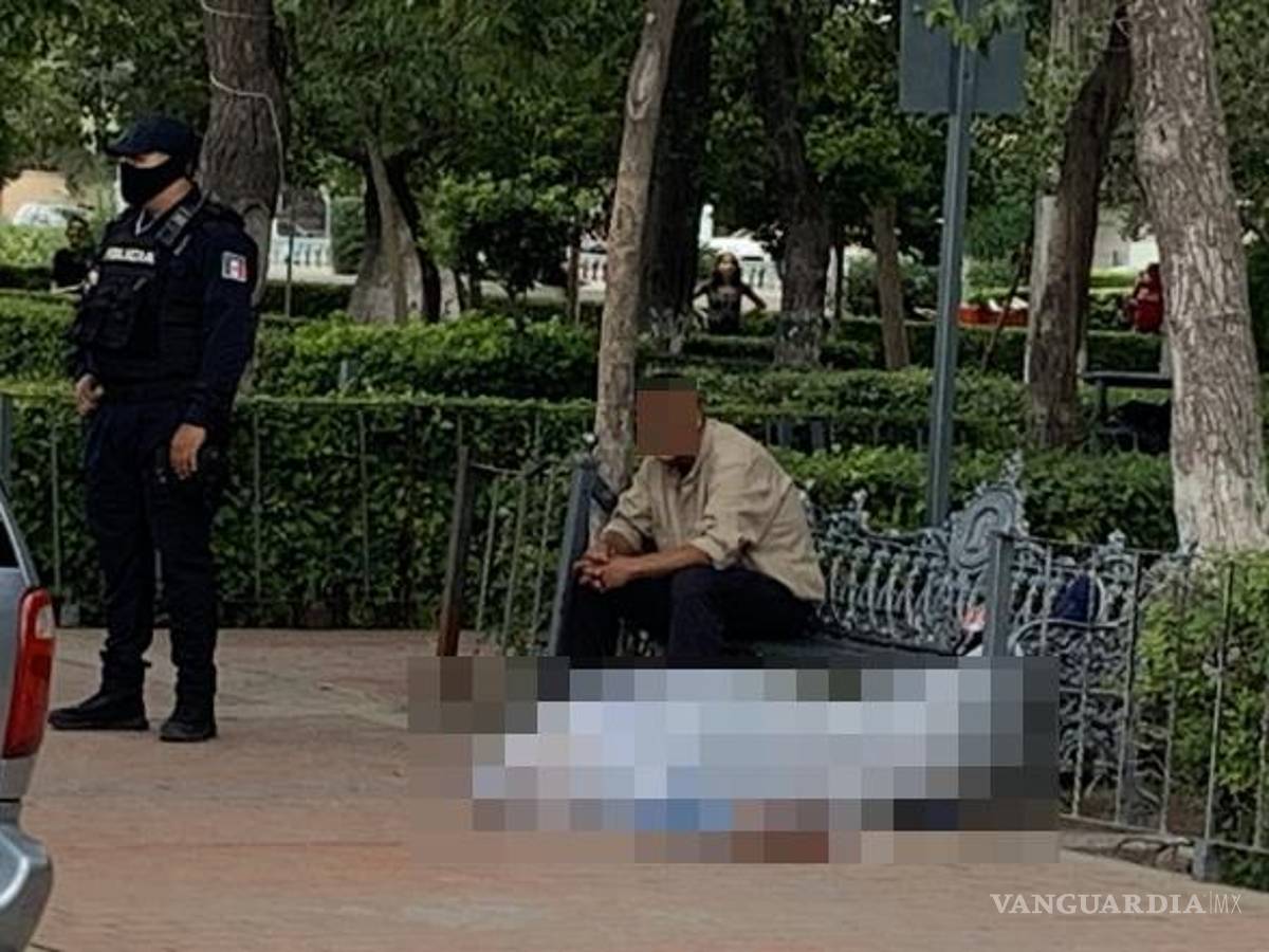 $!El hombre convulsionó mientras descansaba en una banca.