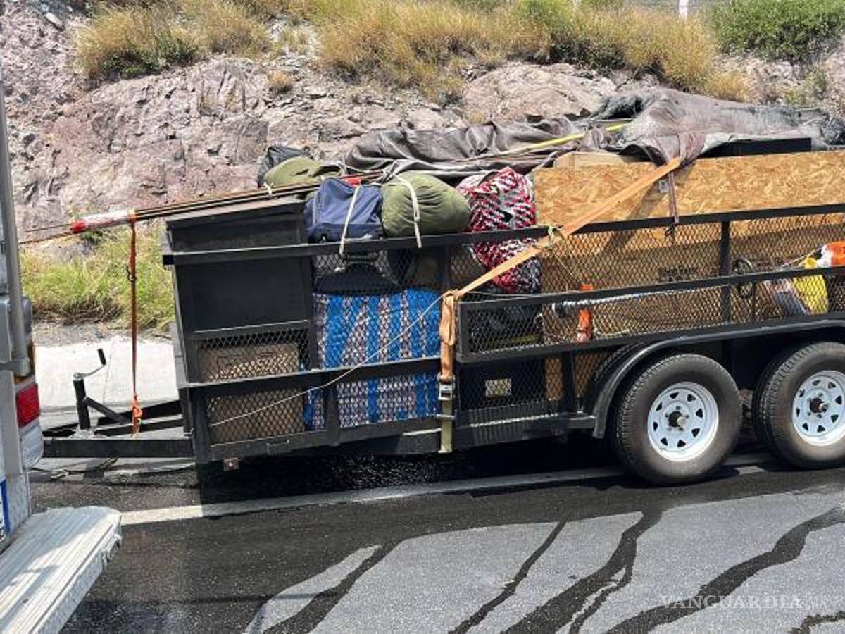 $!El remolque fue desprendido de la camioneta para evitar que fuera presa de las llamas.