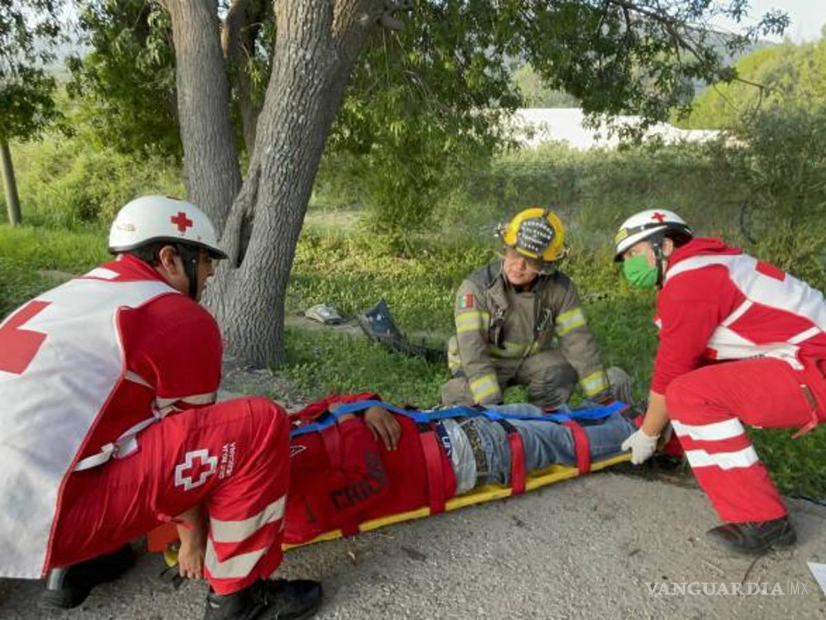 $!El personal del cuerpo de bomberos y de la Cruz Roja estabilizó a Noel Román “N” antes de proceder con su traslado a un hospital privado.