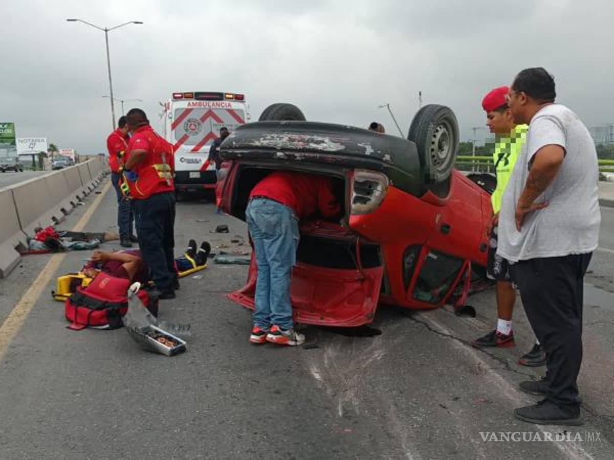 $!María Guadalupe “N” fue trasladada de urgencia a la clínica dos del Seguro Social, mientras que el conductor recibió atención en el lugar.
