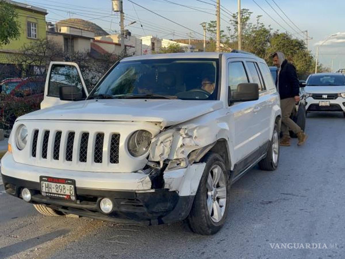 $!El incidente ocurrió en la colonia Saltillo 2000, cuando la camioneta Jeep Patriot fue impactada por el vehículo Ónix.