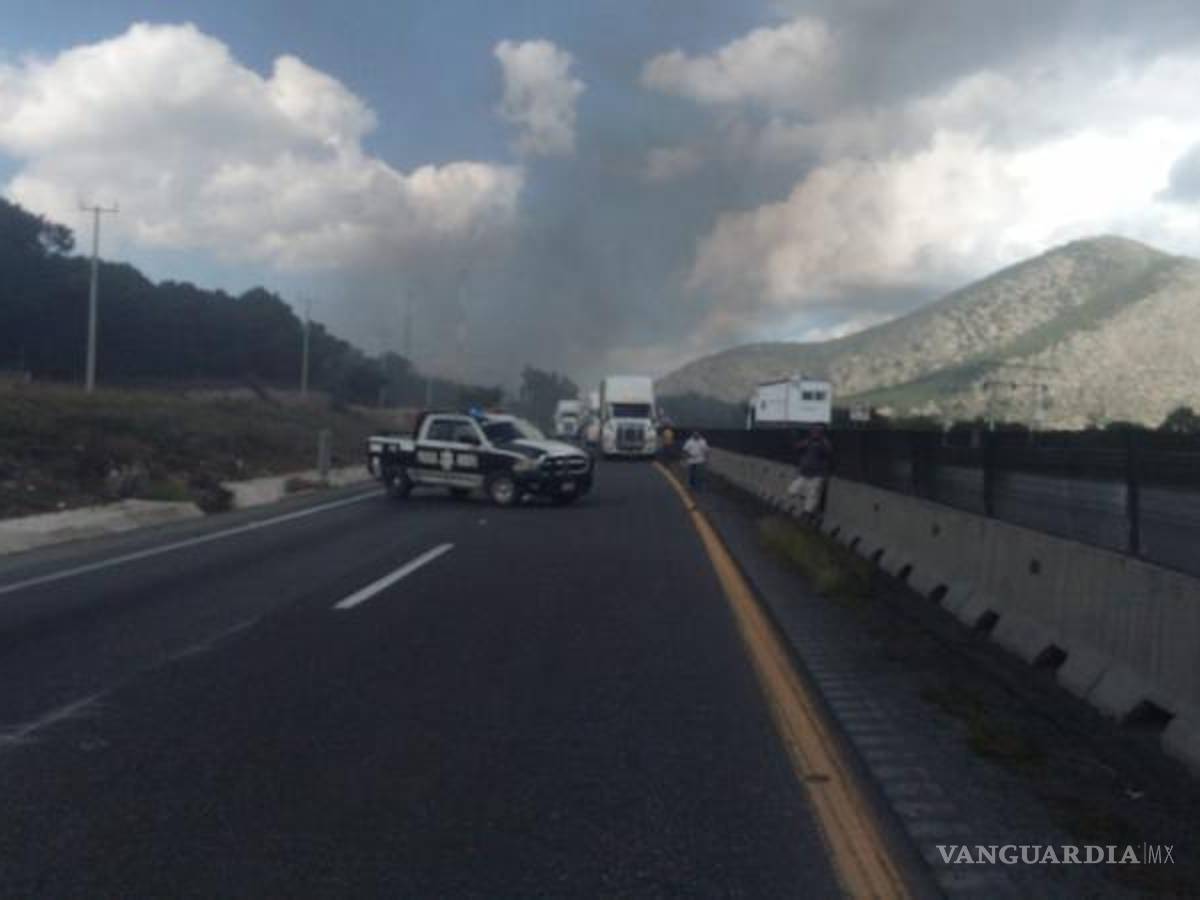 $!El tramo permaneció cerrado mientras realizaban las labores para mitigar el fuego.