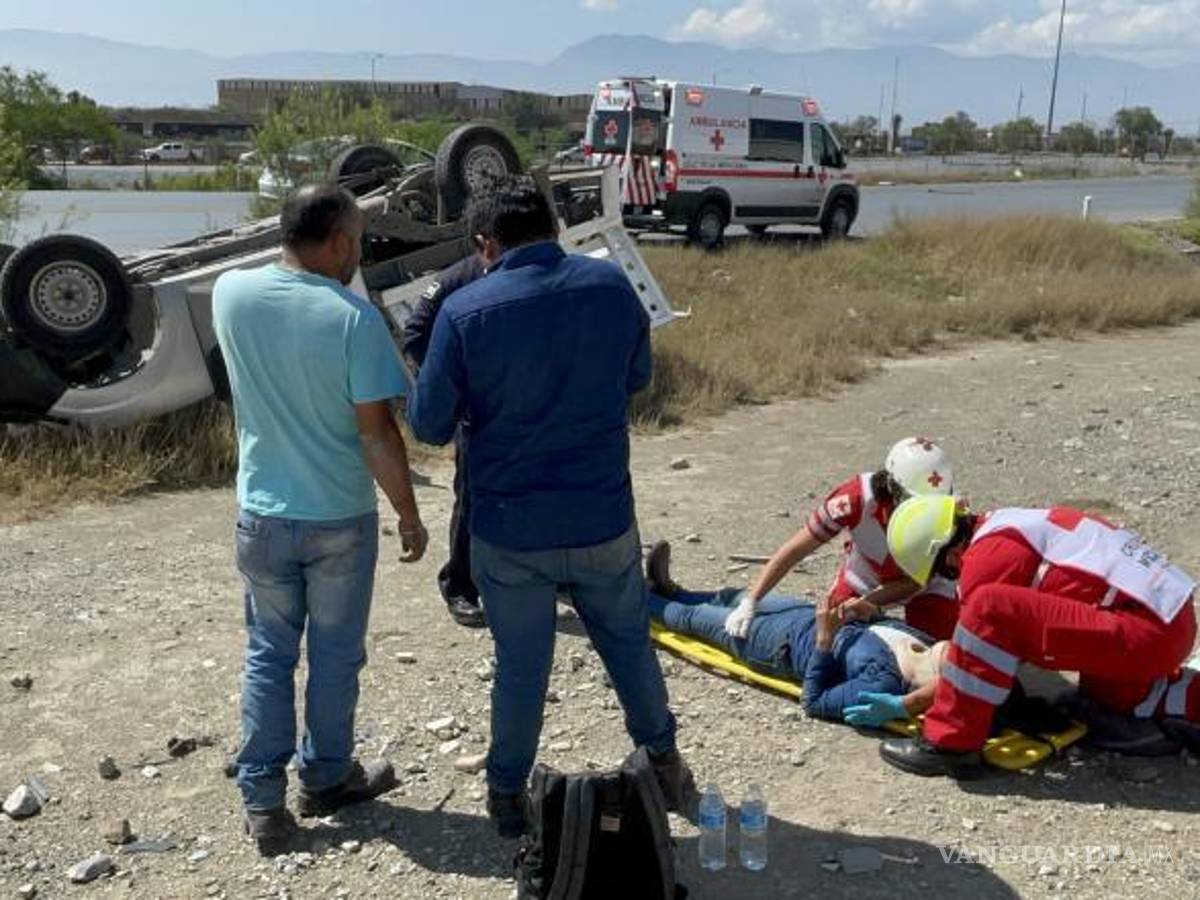 $!Los socorristas atendieron a los lesionados, quienes fueron llevados en la ambulancia a las instalaciones de un hospital privado al norte de la ciudad.