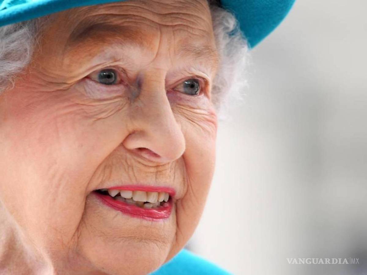 $!Después de haberse contagiado de COVID-19 la reina Isabel II quedó exhausta, según narró ella misma describió en una conversación con personal sanitario.