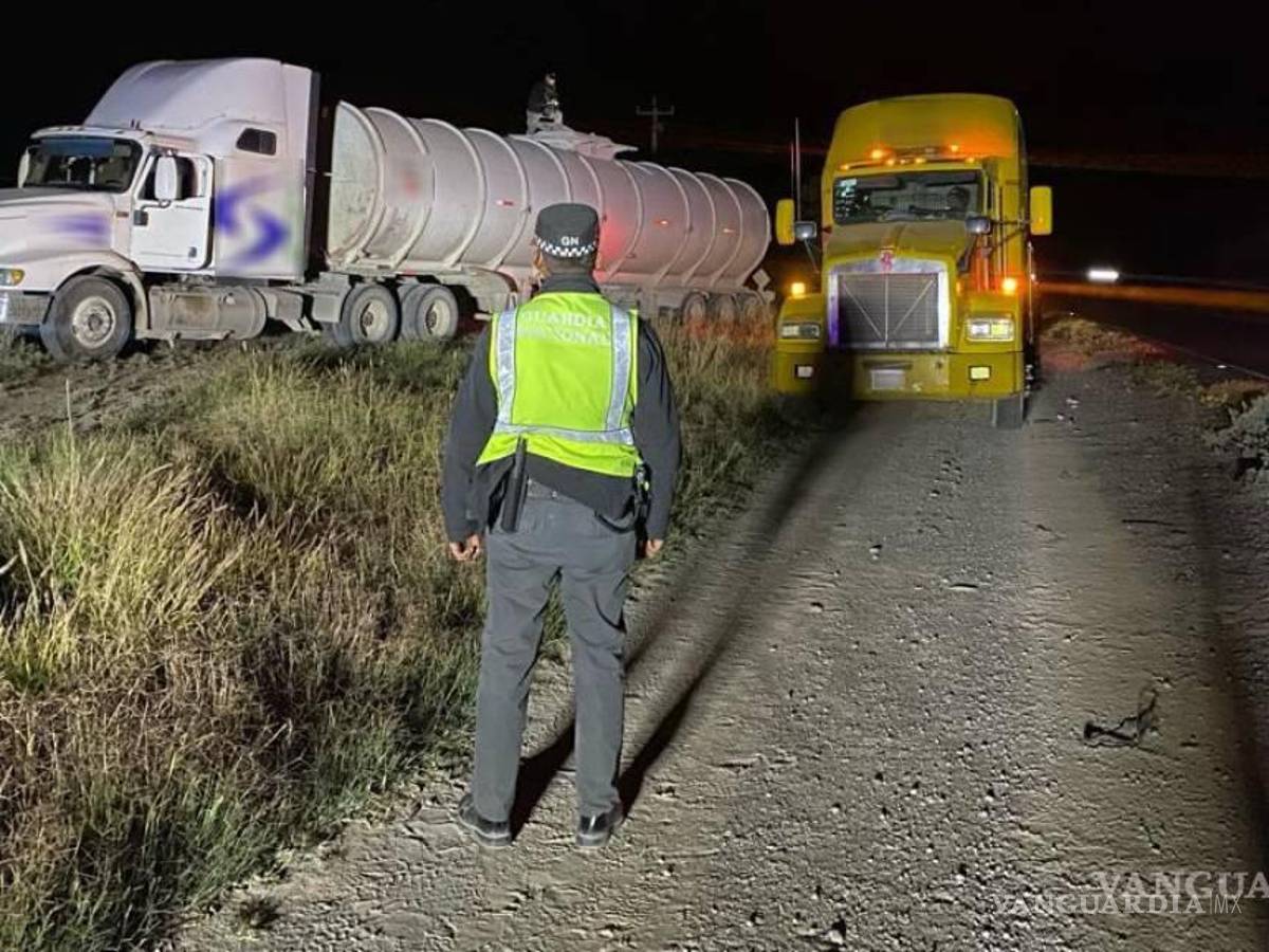 $!Apenas este viernes, un tráiler fue asegurado con huachicol en la carretera Saltillo-Torreón.