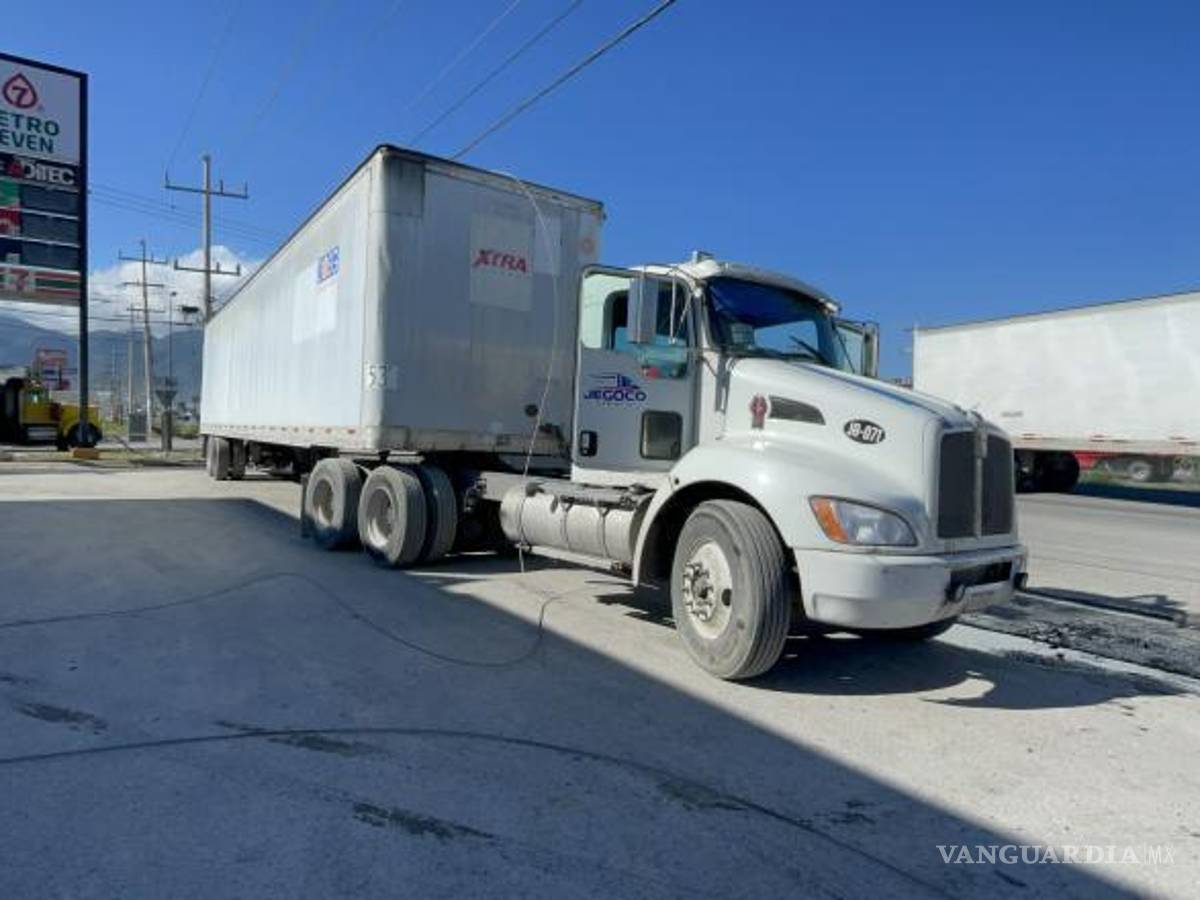 $!El tráiler de Jegoco Logistic golpeo contra un poste de concreto provocando la caída del cable eléctrico.