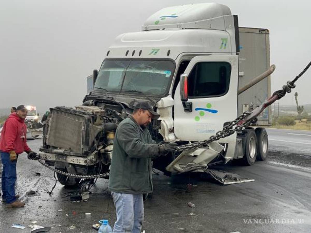 $!El trailer quedó descuadrado.