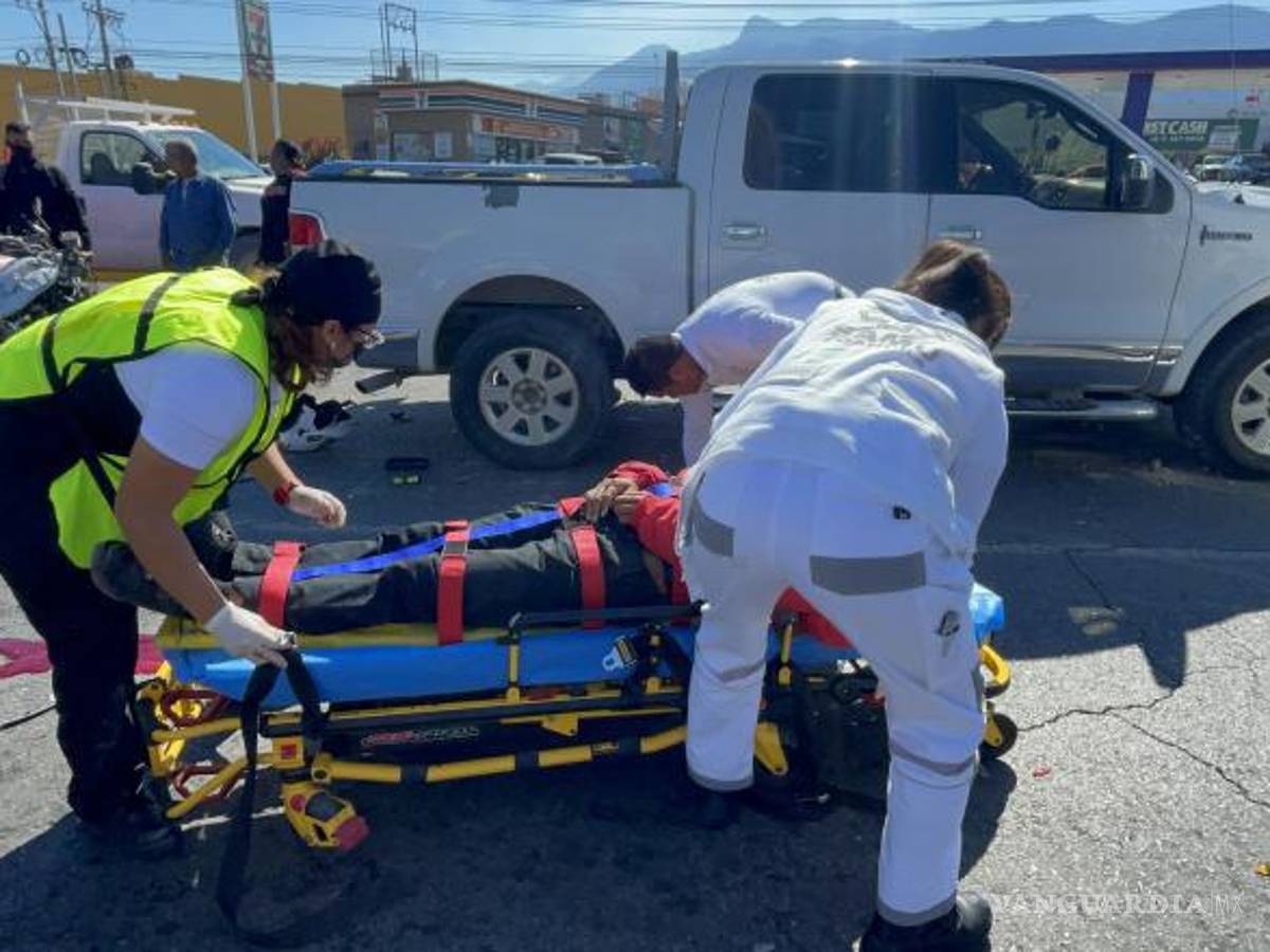 $!El motociclista fue trasladado de urgencia a la Clínica Dos del IMSS con traumatismo craneoencefálico severo.