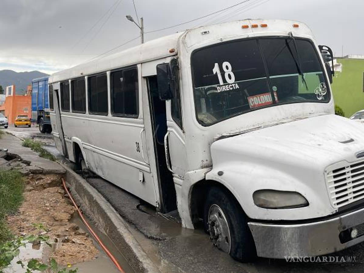 $!La unidad terminó ladeada.