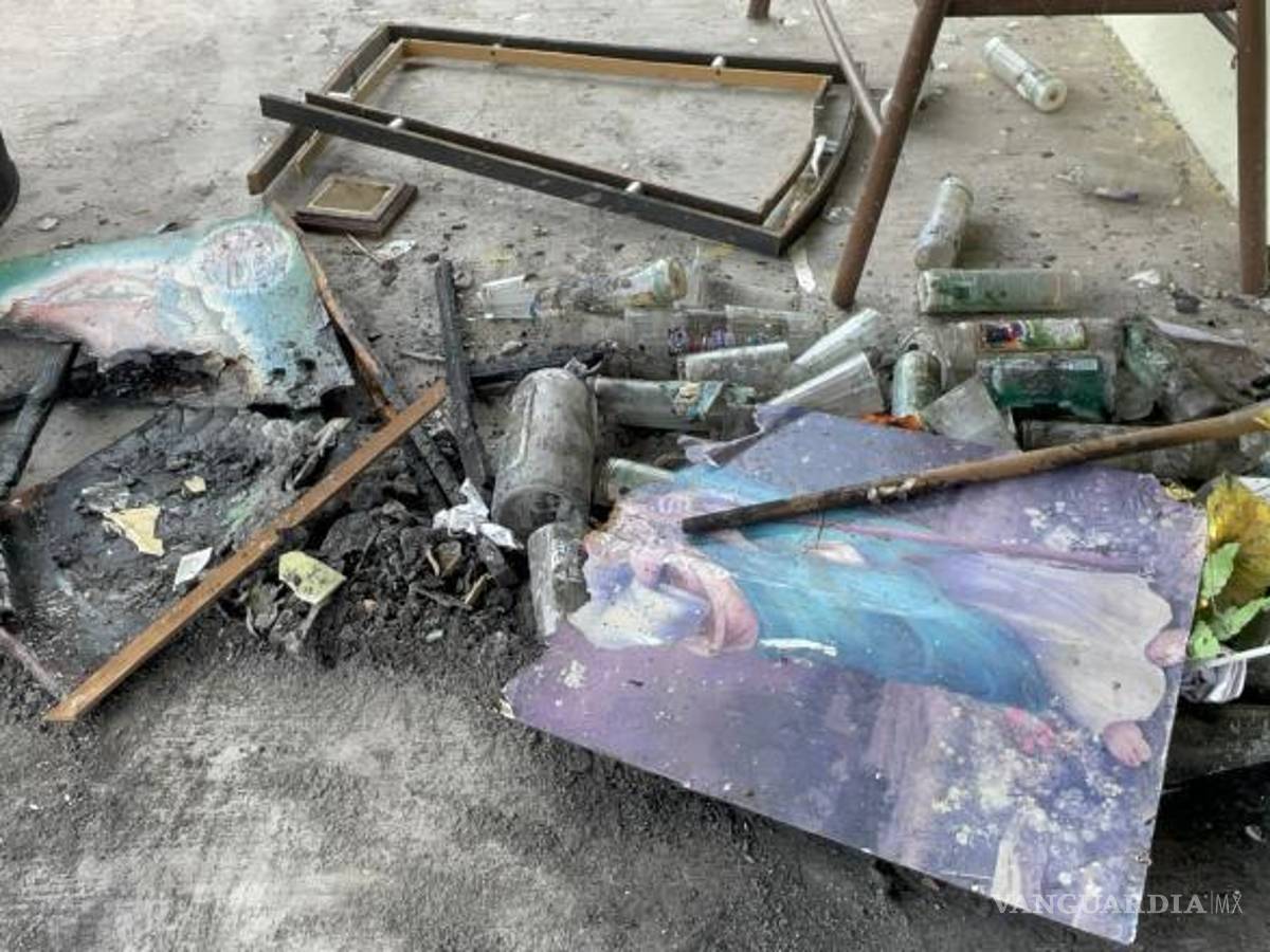 $!Las imágenes quedaron en cenizas y rotas.