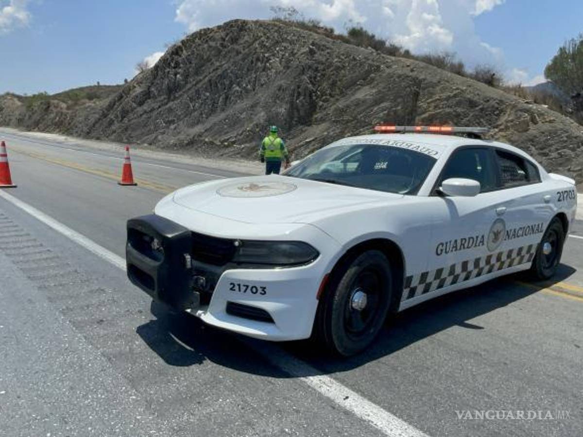 $!La circulación fue interrumpida por más de cinco horas mientras se realizaban las labores de investigación y el levantamiento de restos humanos.