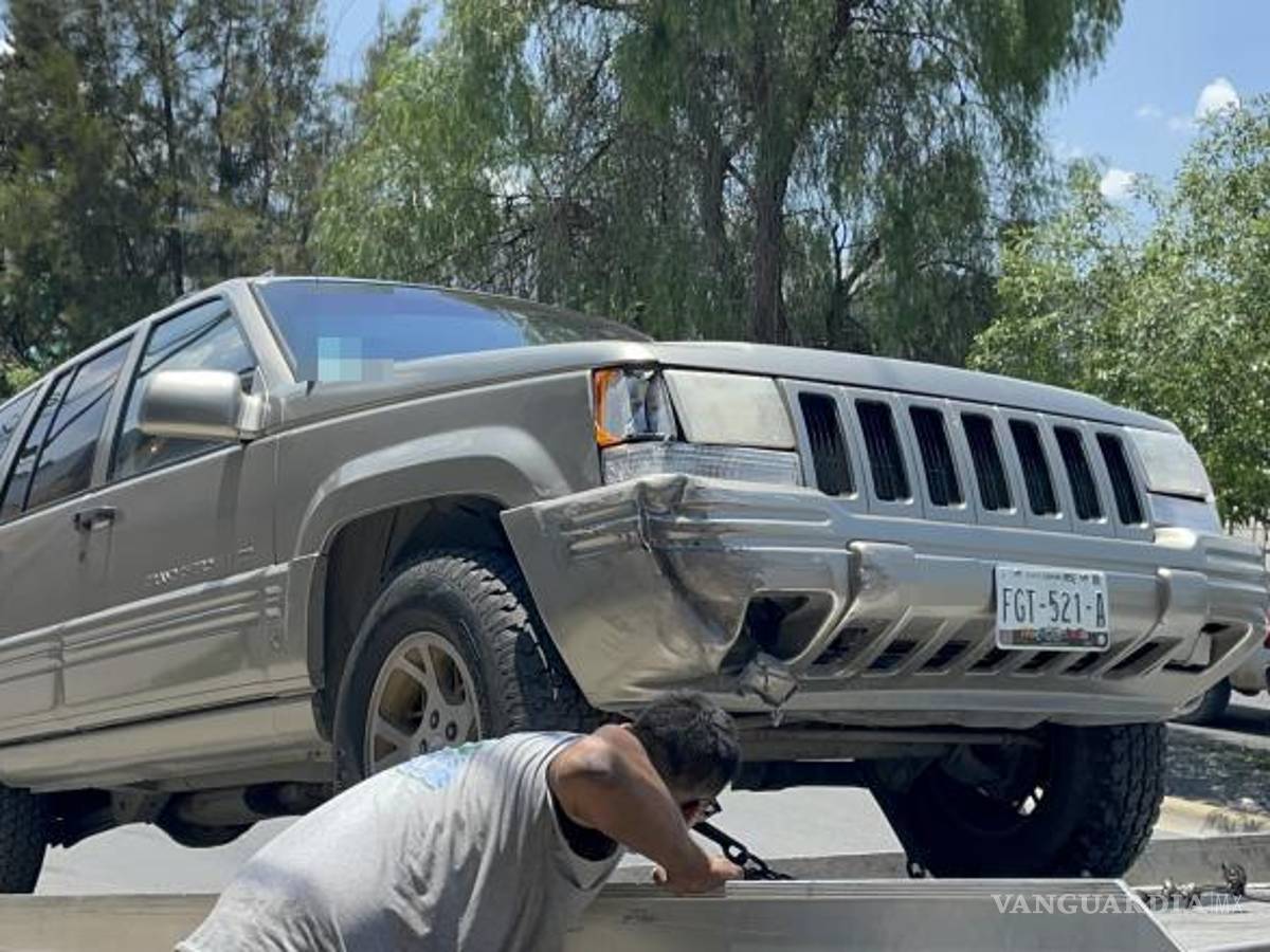 $!La camioneta Jeep Grand Cherokee, fue señalada como responsable del accidente, siendo removida del lugar por una grúa.
