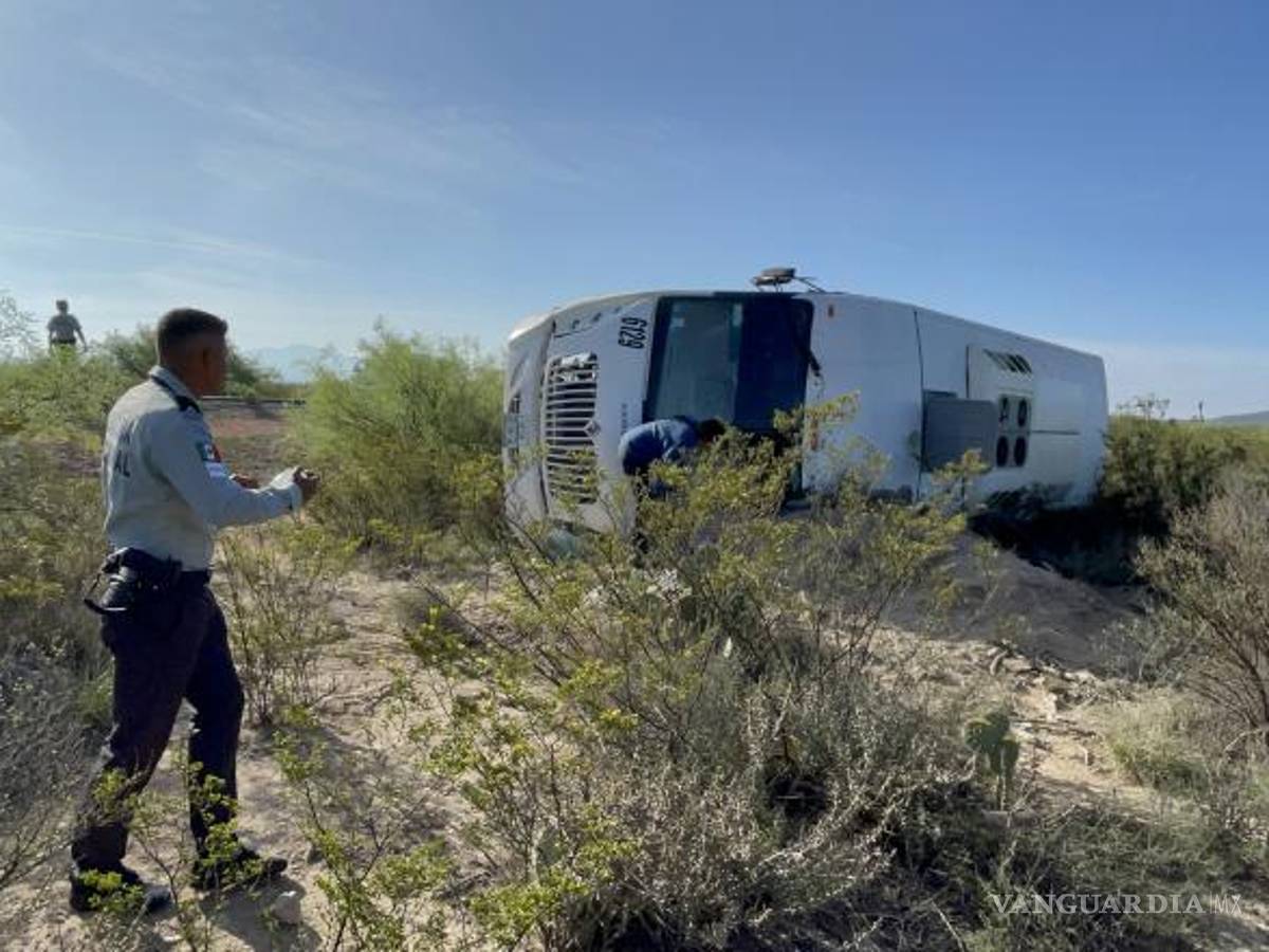 $!Se presume que el conductor perdió el control de la unidad en una de las curvas.