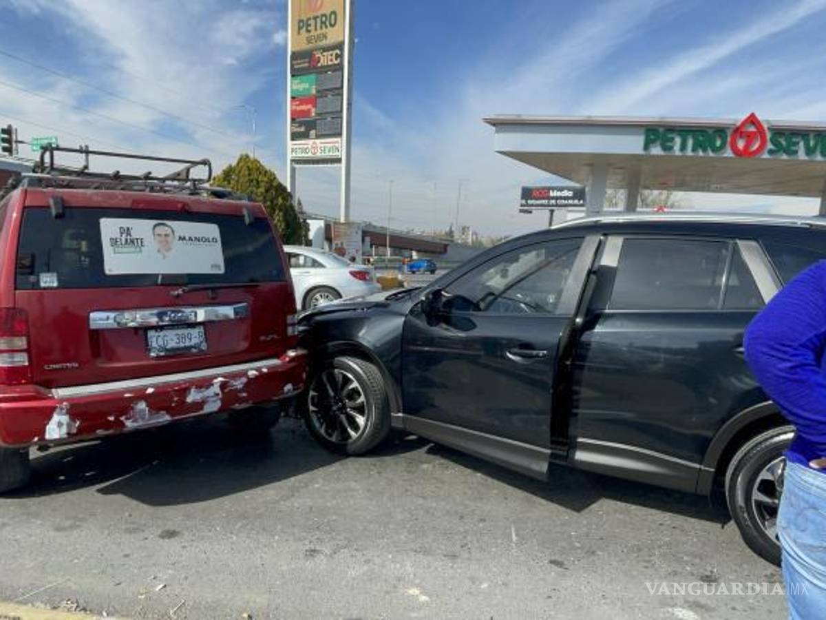 $!Los vehículos se encontraban esperando el verde del semáforo, cuando fueron impactados.