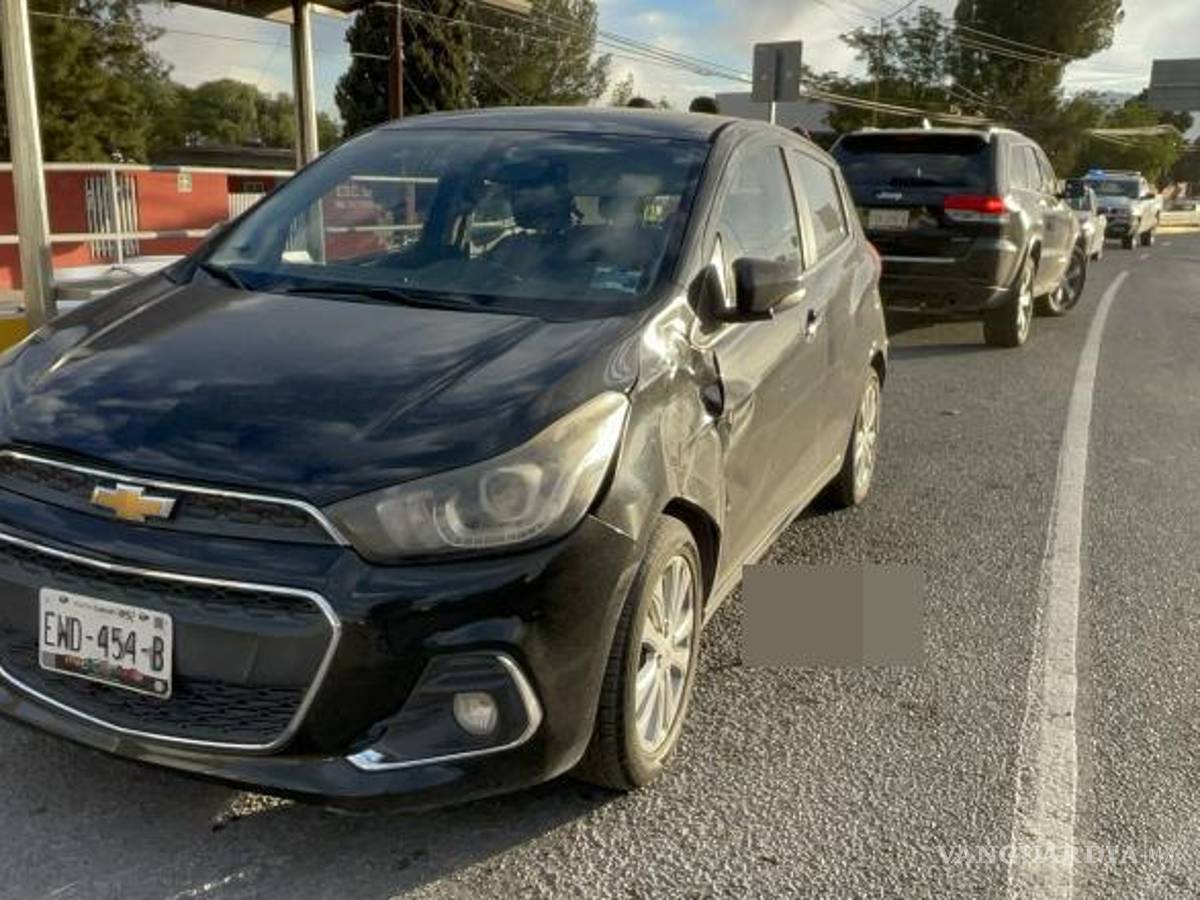 $!Los vehículos quedaron detenidos en medio de la vía, por lo que personal de la Policía Municipal llegó para tomar conocimiento de la situación.