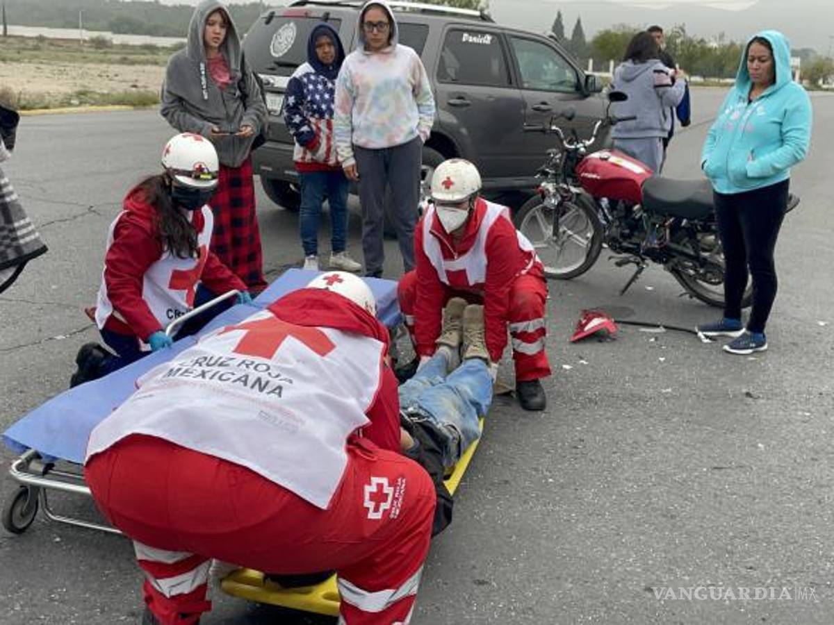 $!Paramédicos de la Cruz Roja atendieron al joven herido antes de su traslado al hospital.
