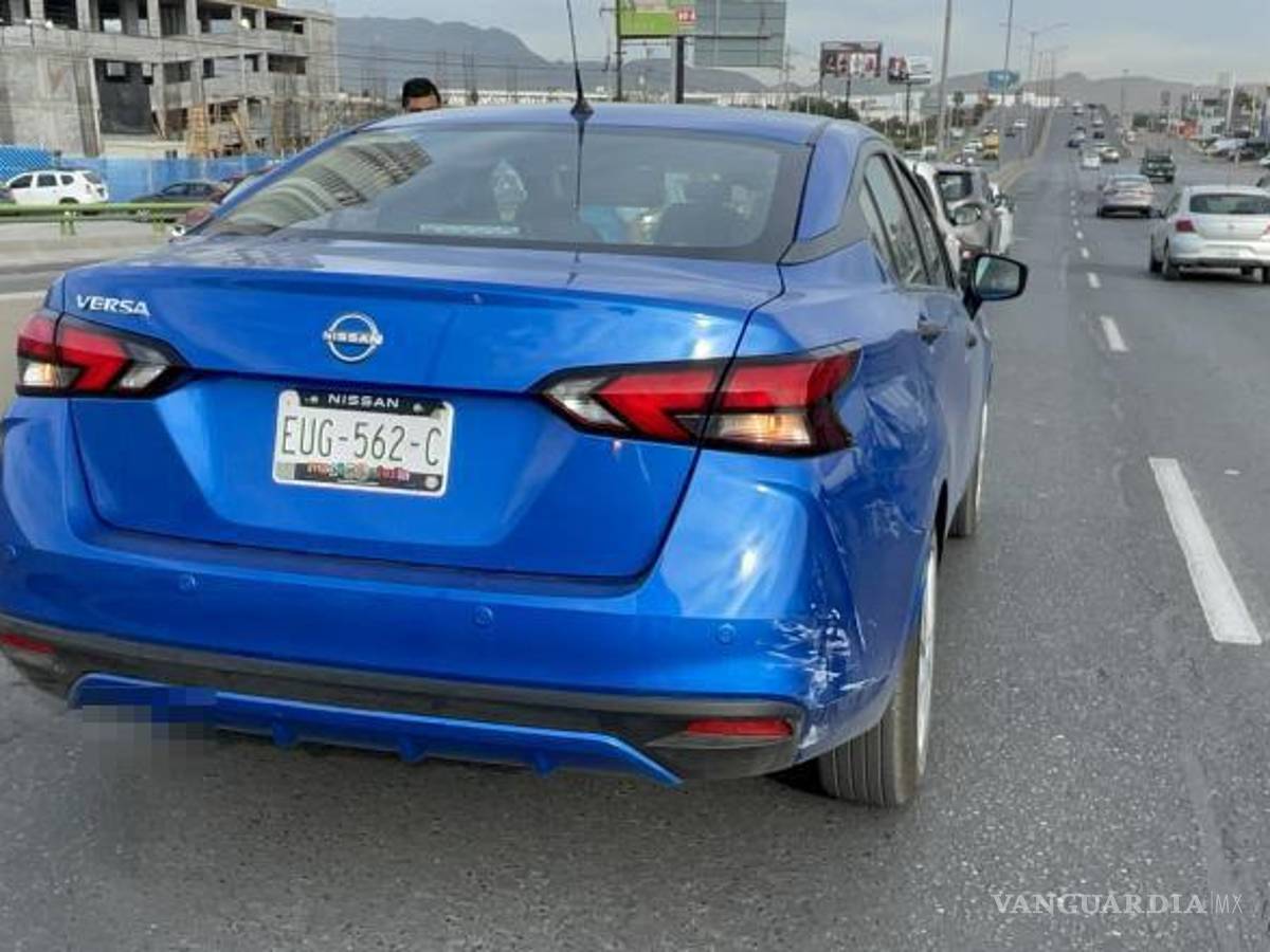 $!Los vehículos involucrados en el accidente permanecieron inmovilizados en el carril izquierdo del bulevar Nazario Ortiz Garza.