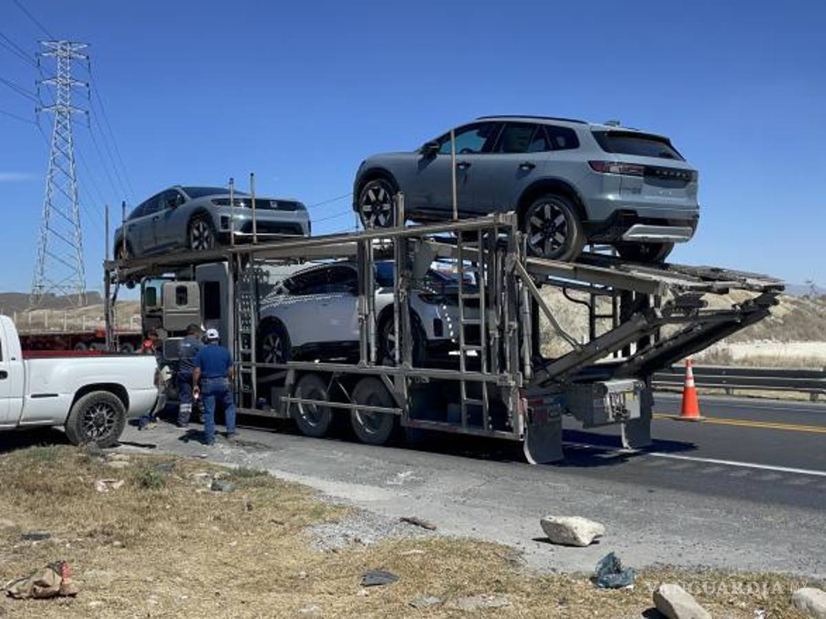 $!Solo tres de los nueve vehículos que eran trasladados, resultaron sin daños.