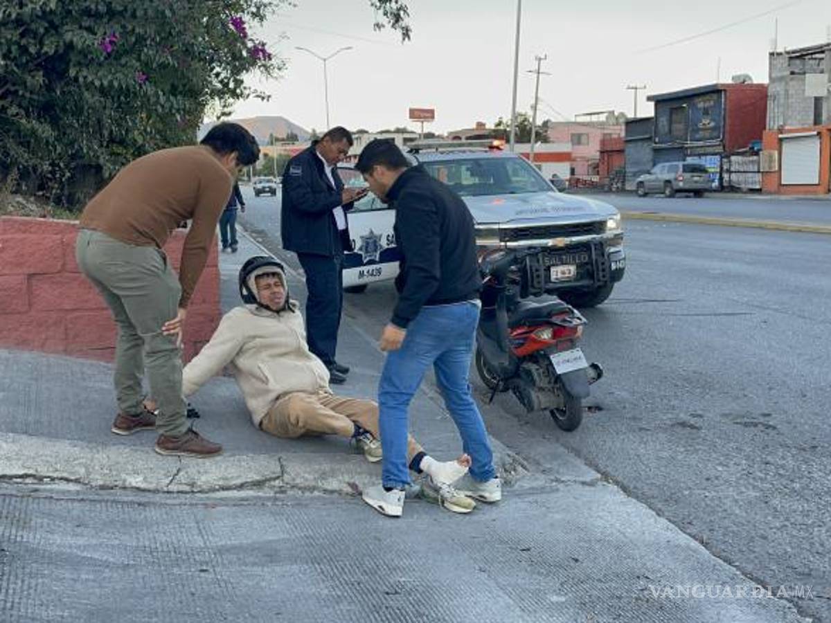 $!Transeúntes auxiliaron a Joksan y lo movieron a la banqueta para su seguridad.