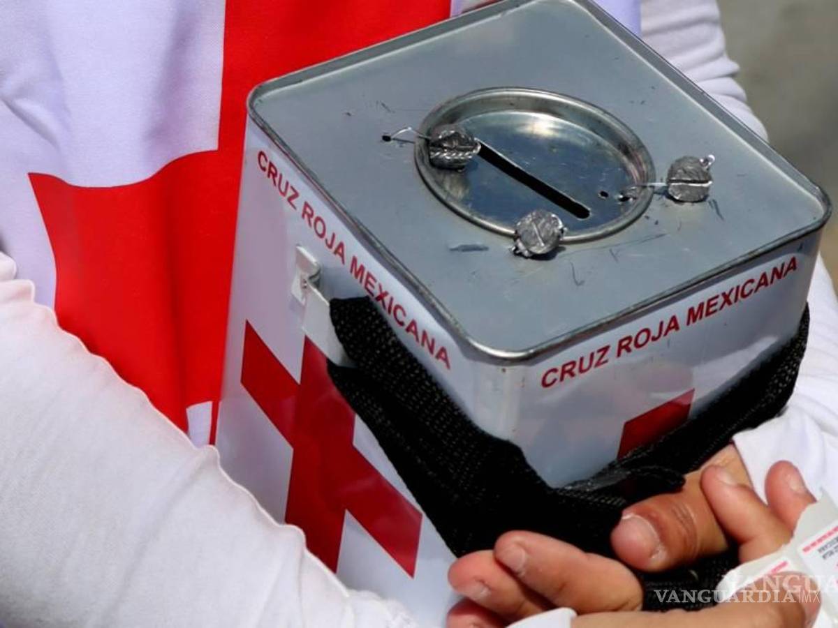 $!En su mayoría, estudiantes, voluntarias y paramédicos, pasan los días recolectando fondos para la Cruz Roja.