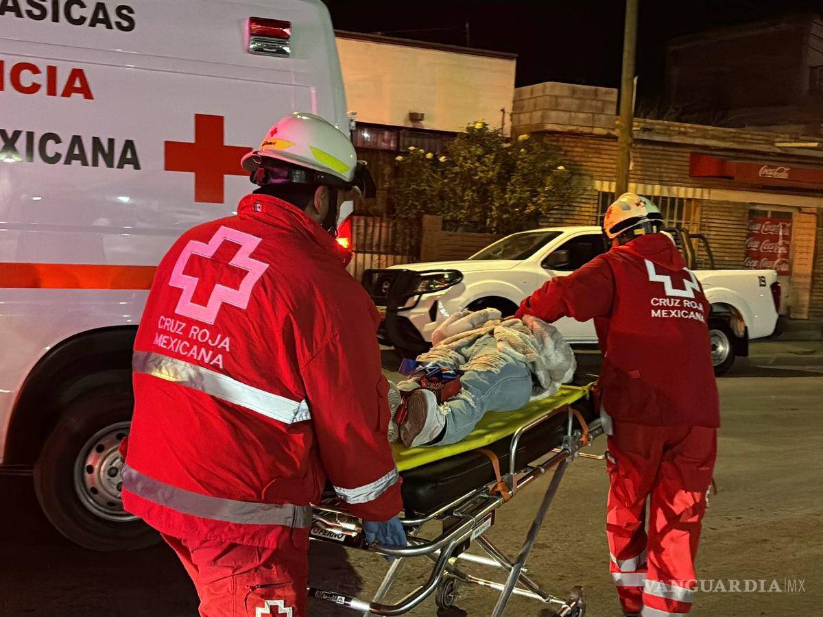 $!Paramédicos de la Cruz Roja atendieron a una mujer lesionada en el lugar del accidente.