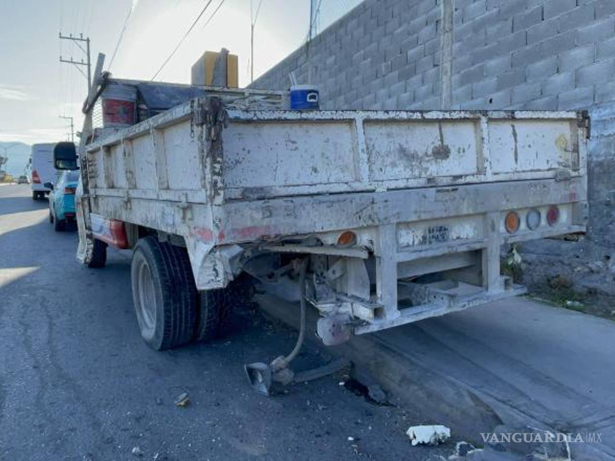 $!La camioneta de la empresa Cimagua fue proyectada hacia la banqueta tras el impacto.