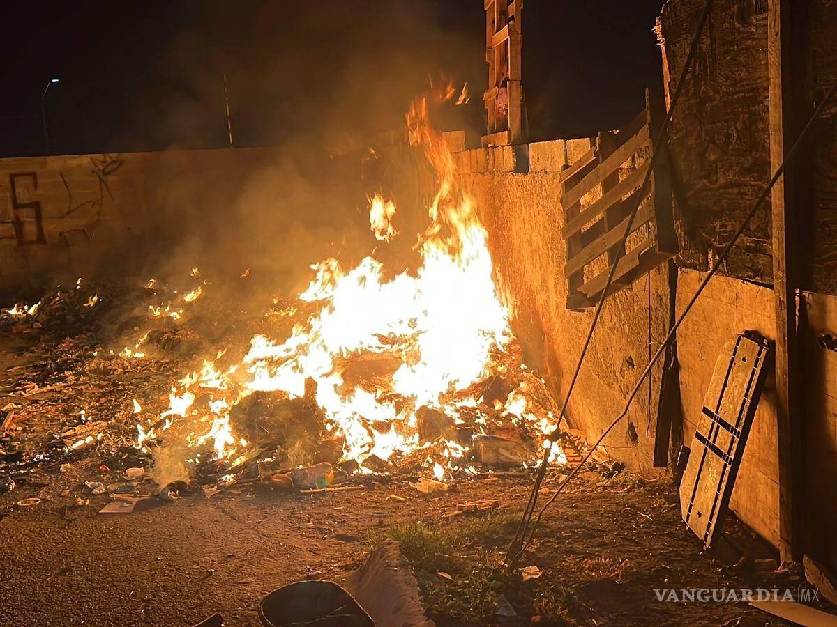$!El terreno baldío donde comenzó el incendio es conocido por ser un punto de reunión para personas con comportamientos problemáticos.