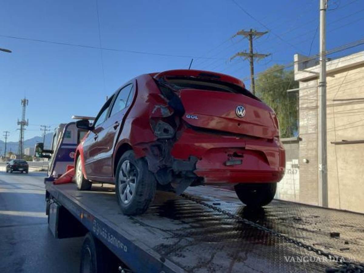 $!El Volkswagen Gol terminó bloqueando parcialmente la vialidad tras el impacto en la intersección de Fernando Proal y Pablo L. Sidar.