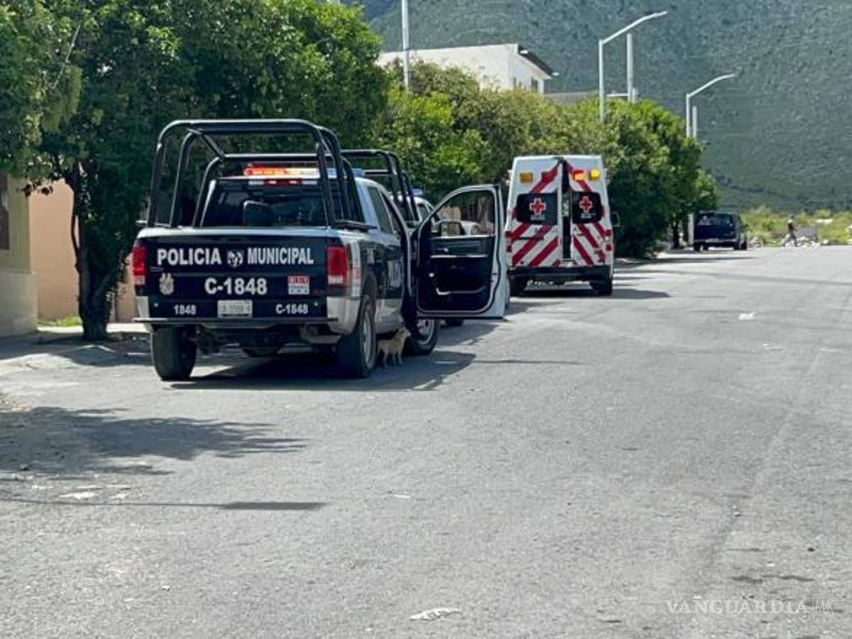 $!Paramédicos y oficiales de la UNIF asistieron a Miguel Esteban N. en su domicilio de la colonia Mirasierra.