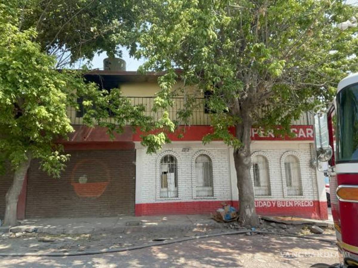 $!La rápida respuesta de los bomberos contribuyó a evitar víctimas humanas en el incendio residencial.