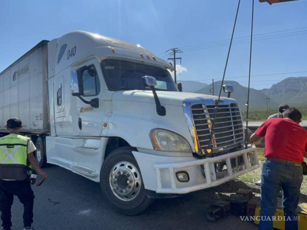 $!Una grúa fue utilizada para retirar el tráiler accidentado y restablecer el flujo de tráfico en la carretera Monterrey-Saltillo.