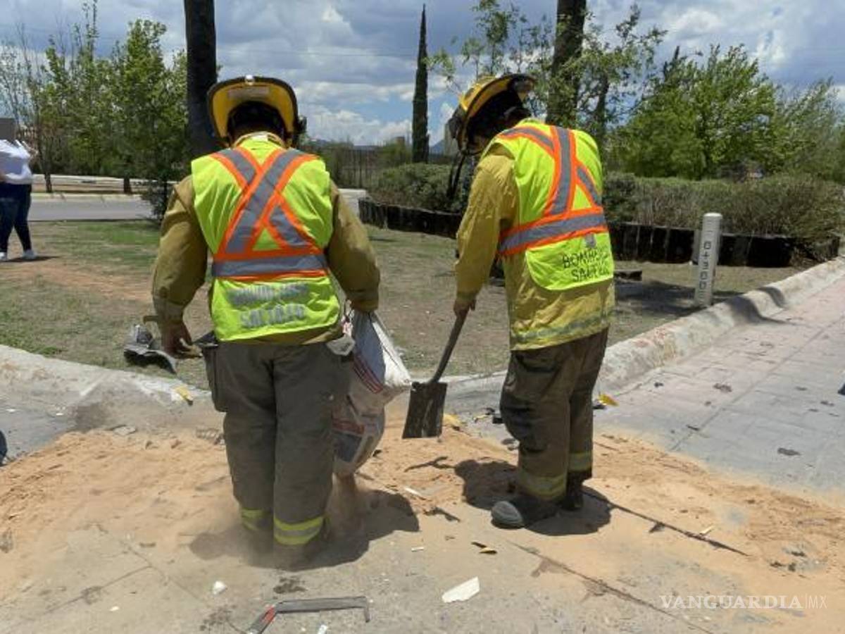 $!Elementos de Protección Civil esparcieron aserrín sobre el pavimento para absorber el combustible derramado tras el choque entre ambos taxis.