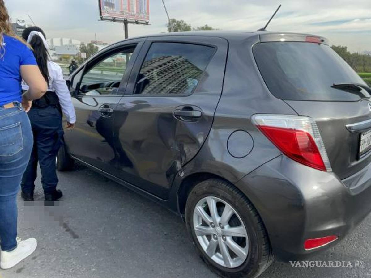 $!Una joven conductora detuvo su Toyota Yaris después de ser golpeada por una barrera de contención desprendida tras el accidente.