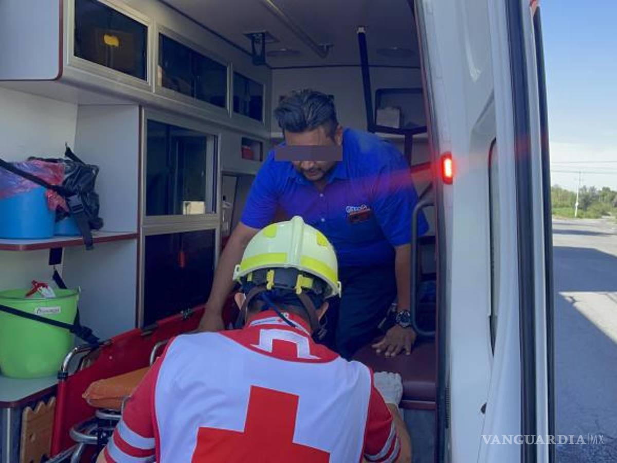 $!El lesionado fue atendido en la ambulancia.