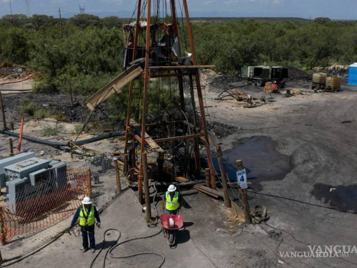 $!En El Pinabete, en Múzquiz, también se llevan a cabo trabajos para rescatar los restos de los mineros que perdieron la vida.