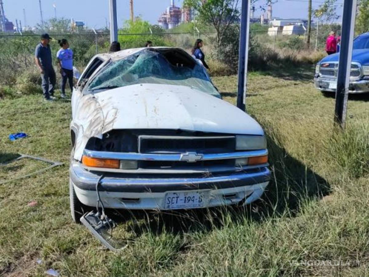 $!El accidente tipo volcadura dejó un saldo de cinco personas lesionadas, informó Protección Civil del estado.