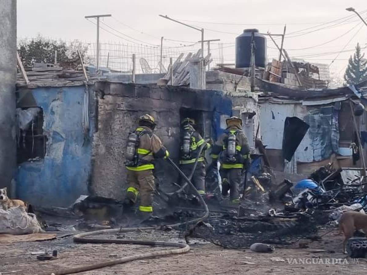 $!Según declaraciones de vecinos, el siniestro fue ocasionado por supuestos pandilleros que durante la madrugada afuera del domicilio de Alejandro quemaron un colchón.