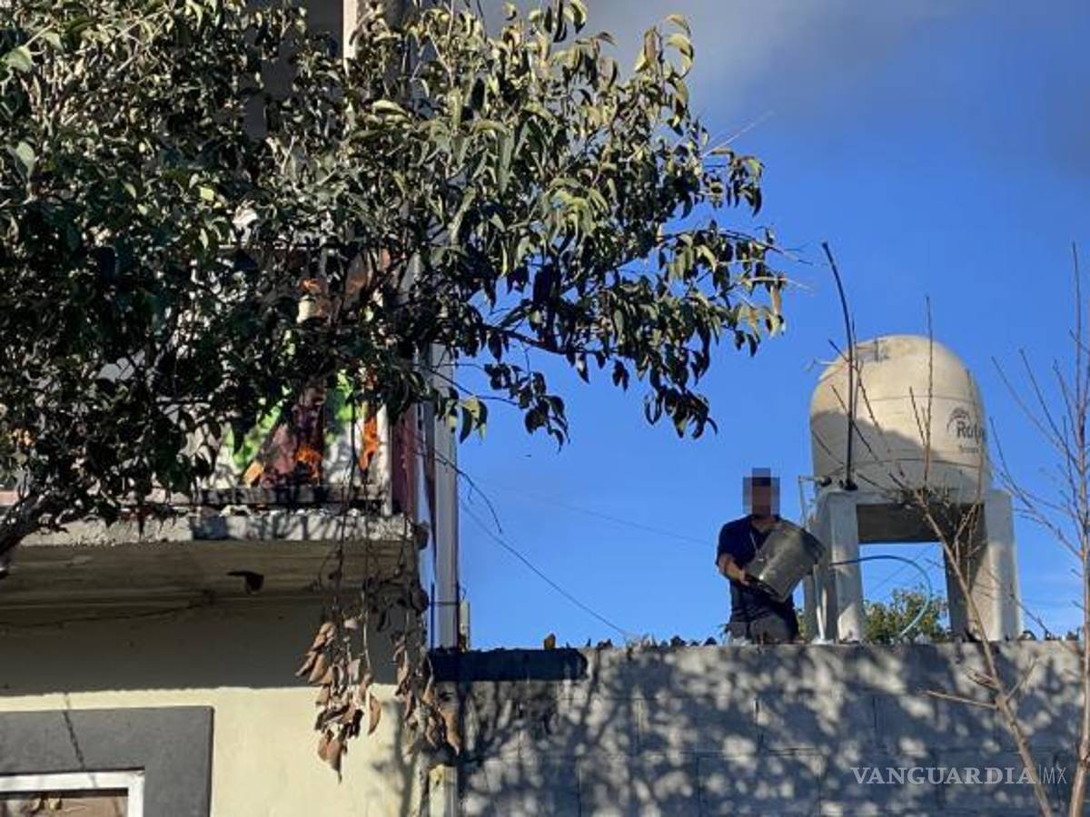 $!Los vecinos ayudaron a la propietaria, pero fue necesario el apoyo de bomberos para controlar el incendio.