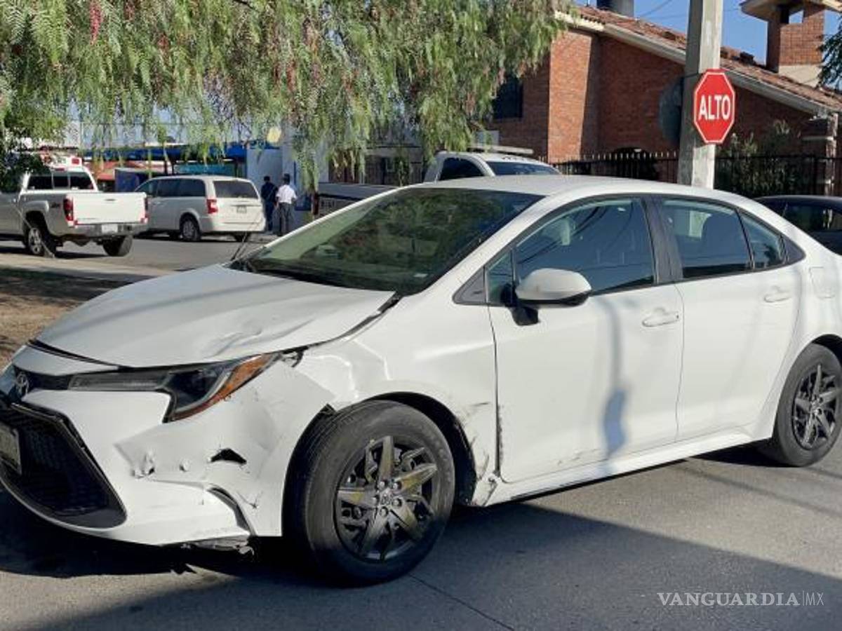 $!El auto sufrió daños en la parte delantera.
